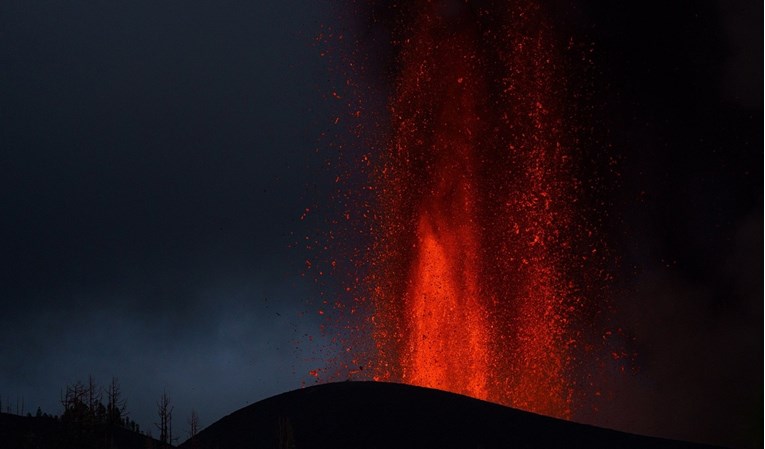 Vulkan na Kanarima i dalje izbacuje lavu, čuju se eksplozije, pada otrovni pepeo