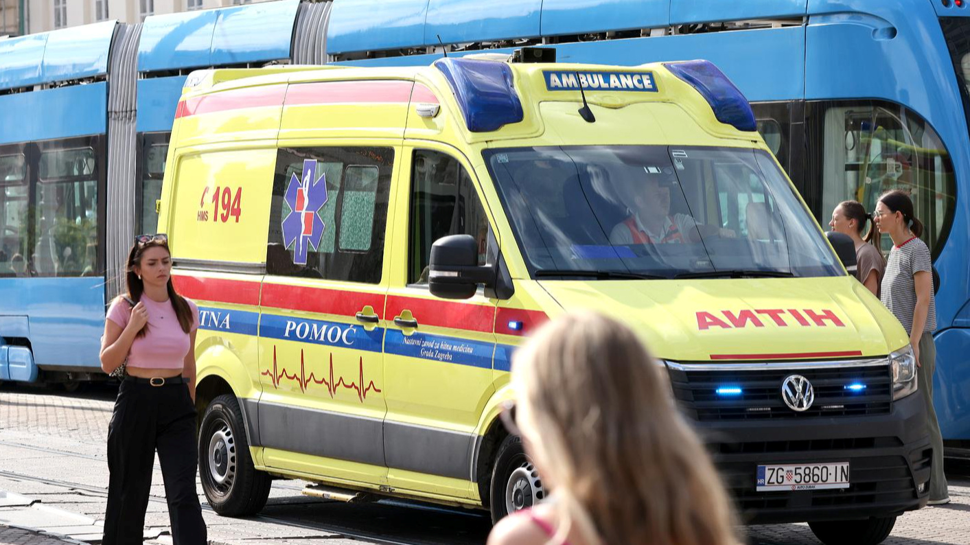 Ženu pogazio kombi u centru Zagreba, završila pod vozilom. Vatrogasci je izvukli