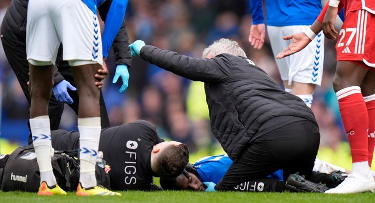 Igrač Evertona pao u nesvijest. Muk na stadionu, igrači se od šoka hvatali za glavu 