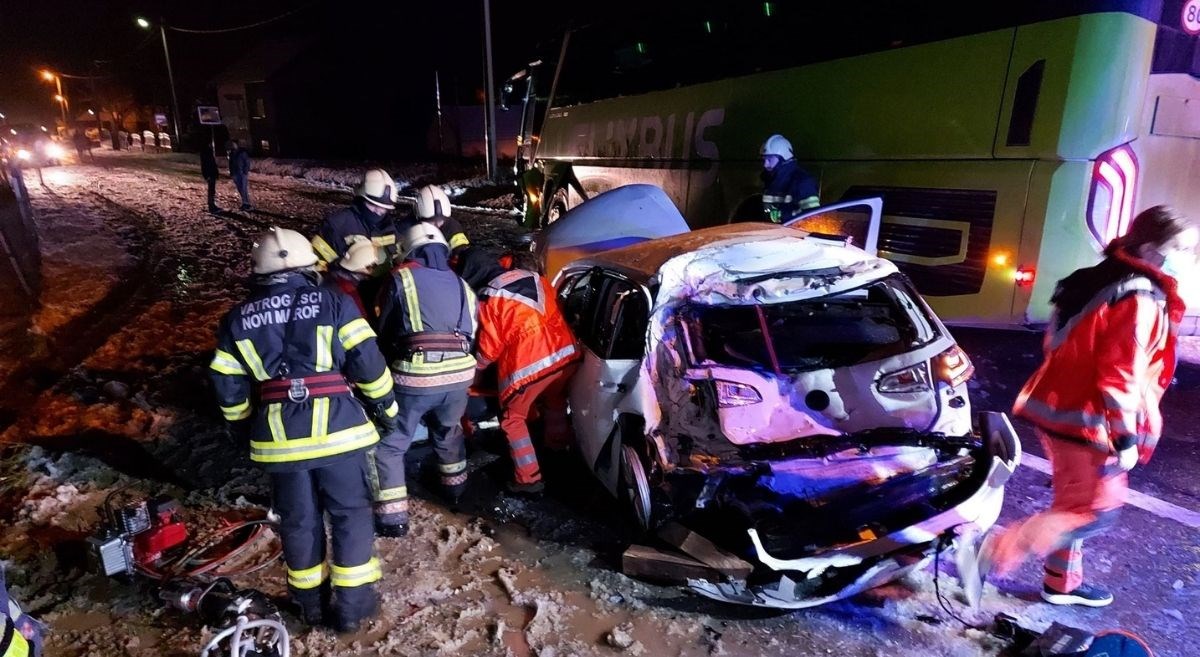 Teška nesreća kod Novog Marofa. Sudarila se dva busa i auto, ozlijeđeno četvero ljudi
