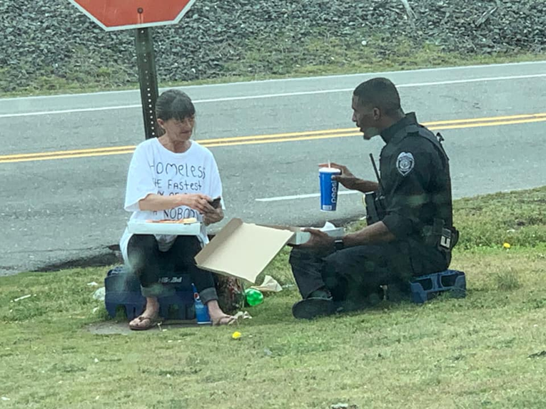 Policajac uočio beskućnicu pa kupio pizzu i ručao s njom na travi