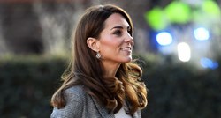 Kate Middleton izgleda besprijekorno chic i u običnoj bijeloj majici