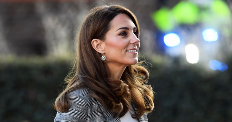 Kate Middleton izgleda besprijekorno chic i u običnoj bijeloj majici
