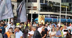 VIDEO Klečavci molili na Trgu bana Jelačića, protuprosvjednici bubnjali