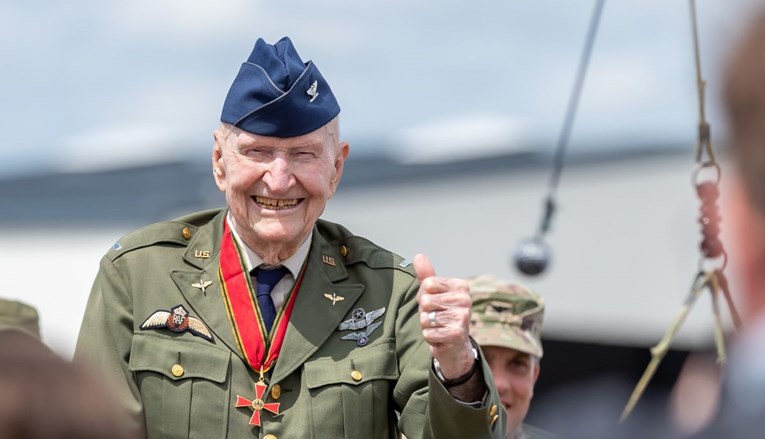 Slavni pilot poznat kao slatki bombarder u 101. godini dobio koronu
