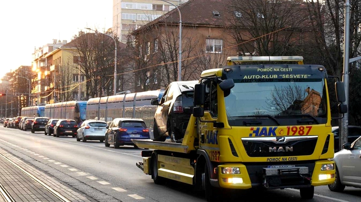 FOTO Tramvaj udario auto u Zagrebu, tramvajski promet bio obustavljen