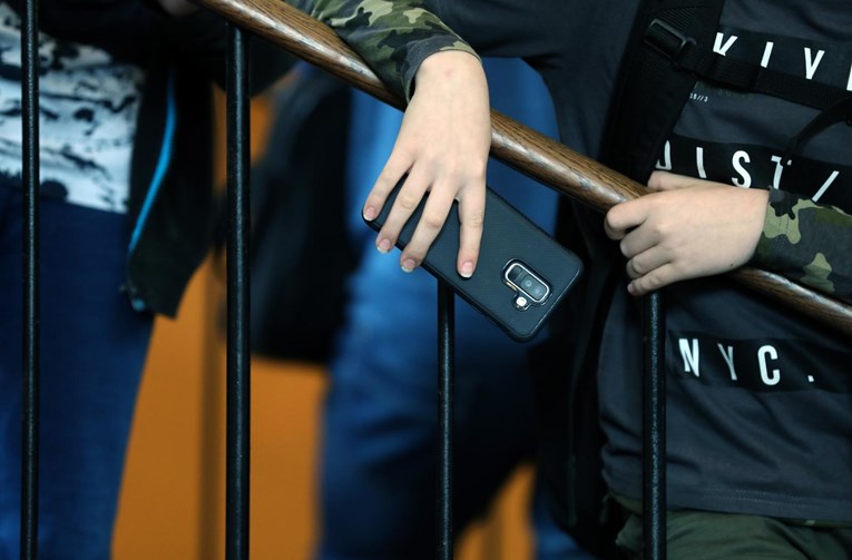 Zabranjuju se mobiteli u osnovnim školama i tijekom odmora