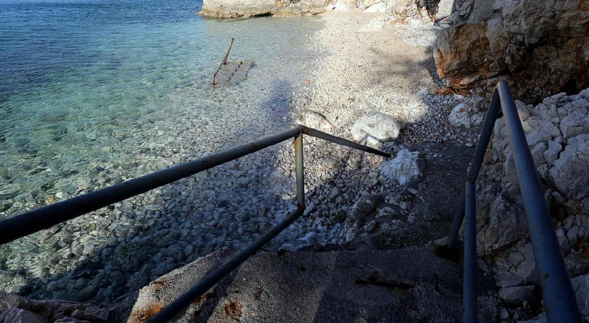 Na Krku ukradeni tuševi i stepenice za plažu