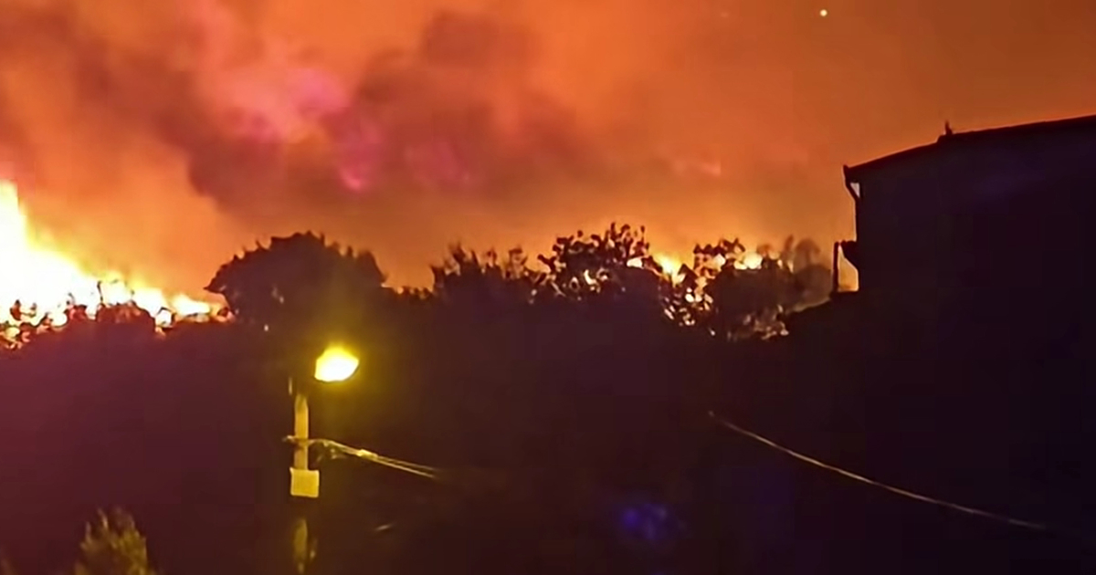 Gori iznad Solina. Planulo unutar naselja, puše jak vjetar