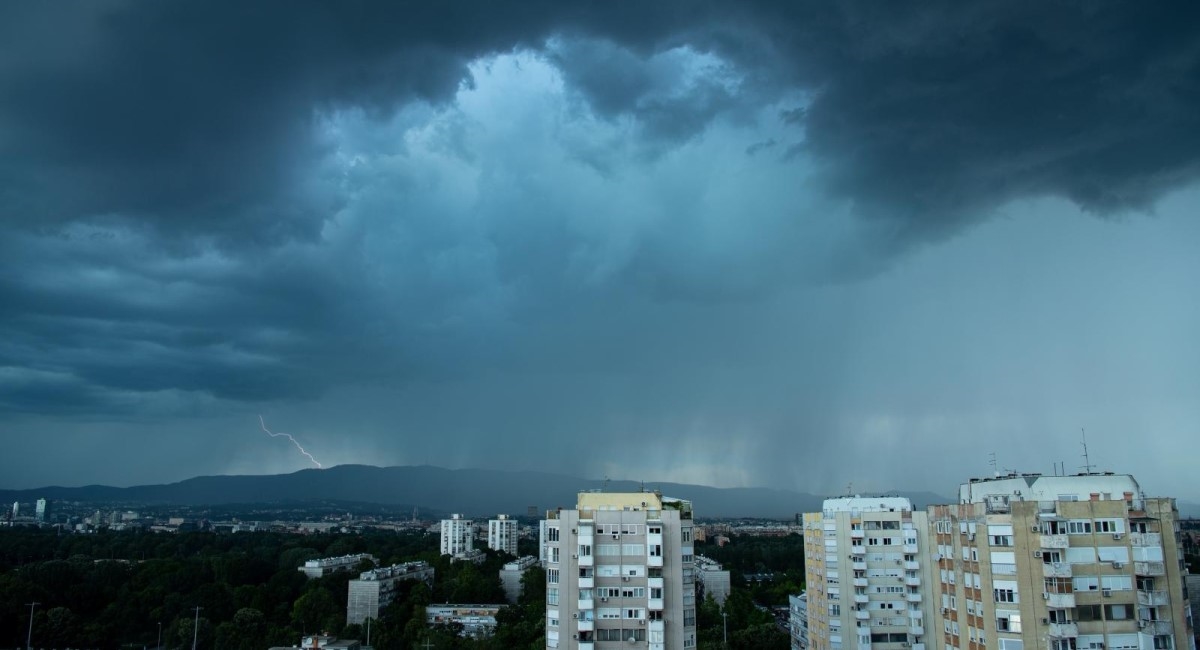 Stožer civilne zaštite: Spremite se na grmljavinska nevremena, moguće poplave i tuča
