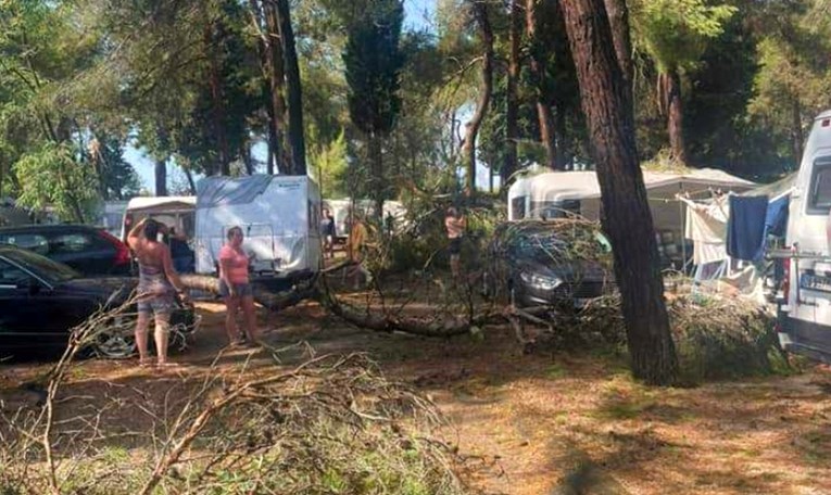 FOTO Razoren kamp u Novigradu, iščupano stotinu stabala, uništeni auti, kućice...