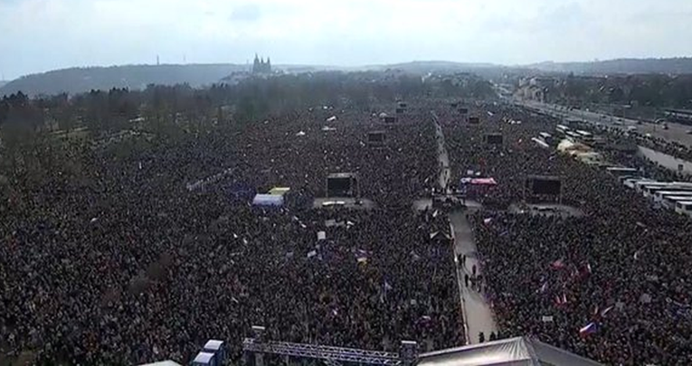 Deseci tisuća Čeha prosvjeduju protiv vlade. "Ne želimo postati poput Mađarske"
