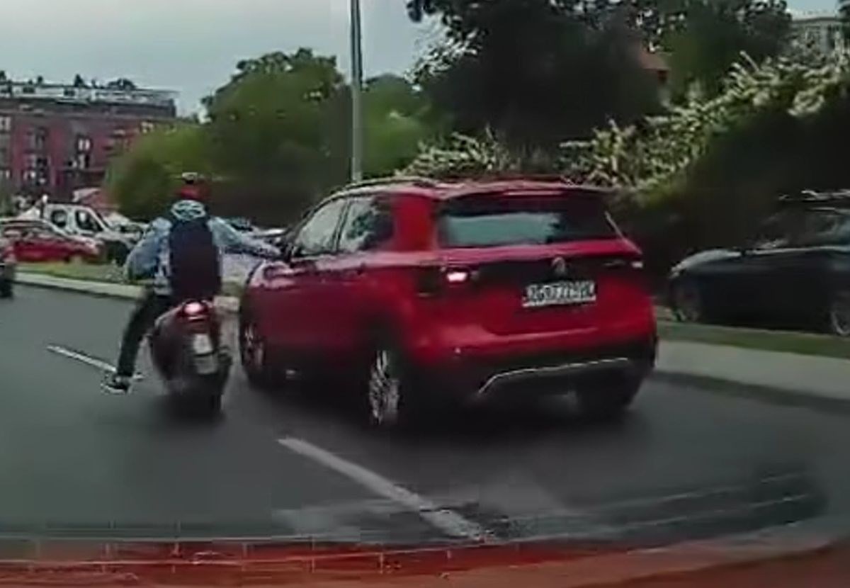 VIDEO Mladić na skuteru u Zagrebu šakom udario retrovizor auta i odjurio