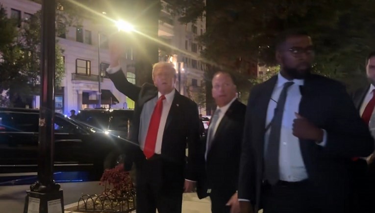 VIDEO Trumpa pitali o dronovima u Poljskoj dok je odlazio iz restorana