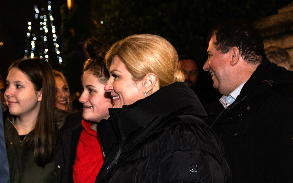Kolinda šetala adventom u Šibeniku, slikala se s djecom u Mini božićnom discu