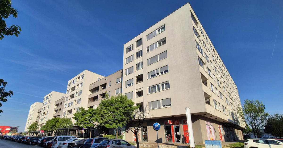 Top oglasi za nekretnine: Stan na Laništu s velikom garažom za dva auta