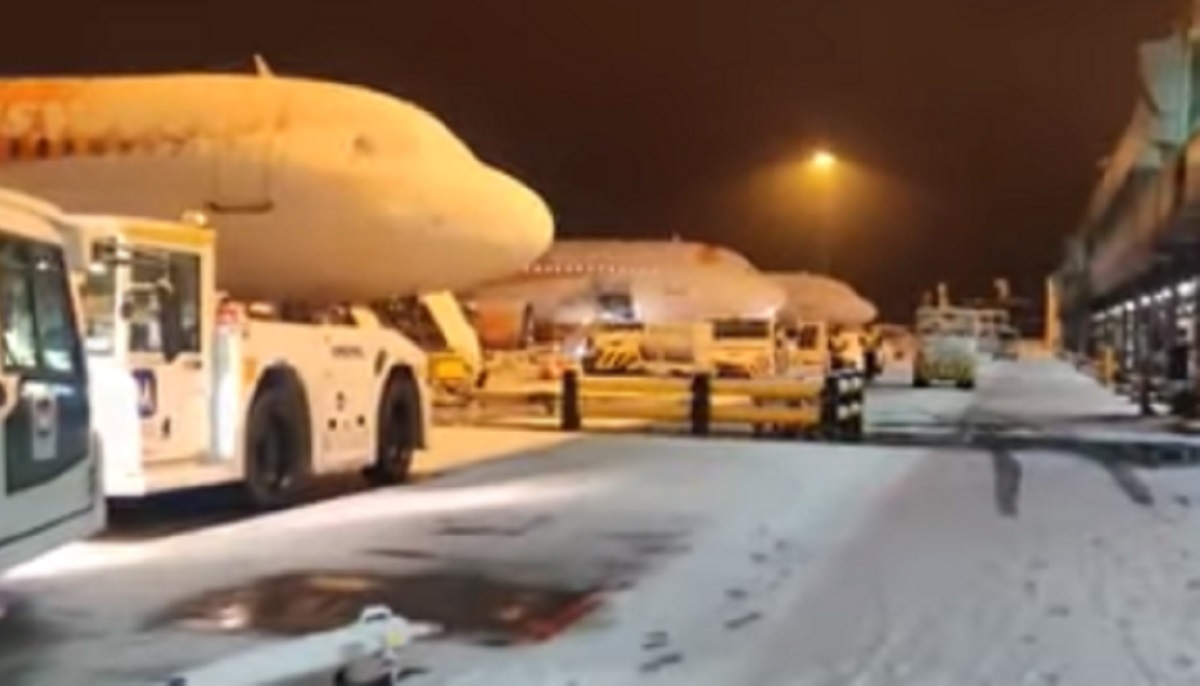 Zbog jakog snijega zatvorene obje piste na aerodromu u Manchesteru