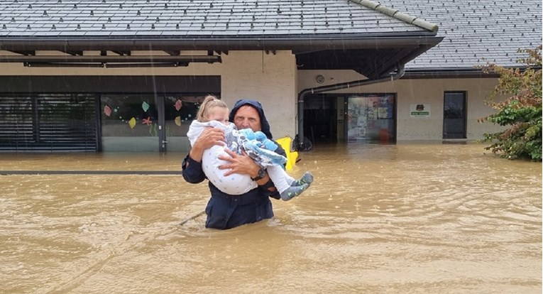 FOTO Slovenski vatrogasci spašavali djecu iz potopljenog vrtića