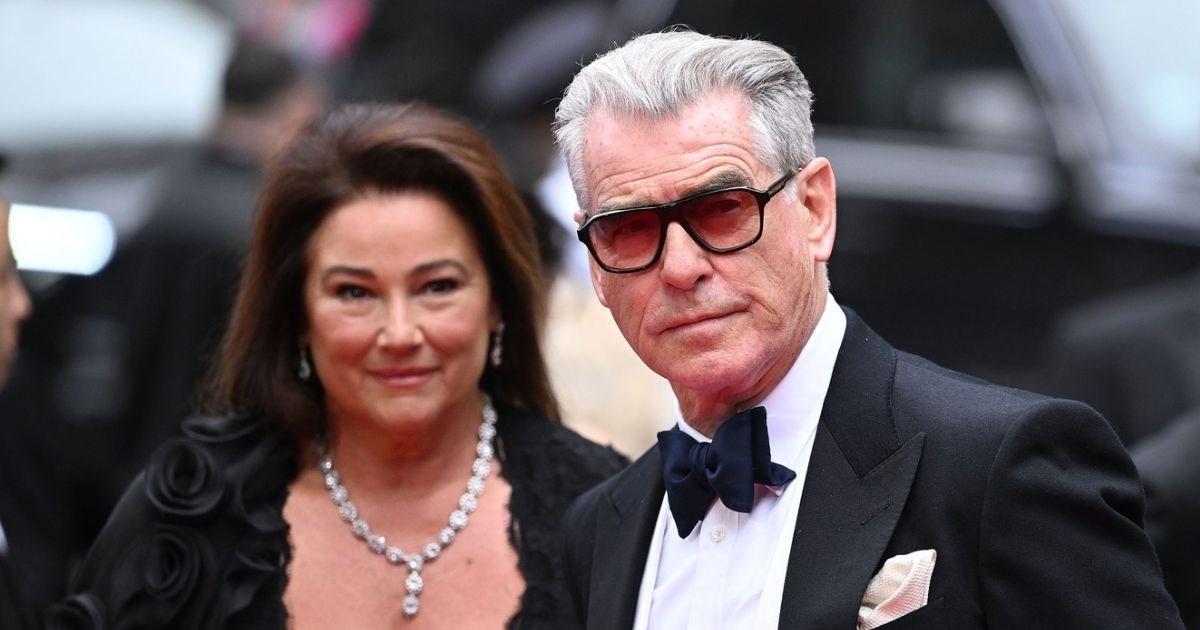 Brosnan i supruga bili na premijeri predstave u New Yorku, pozirali na crvenom tepihu