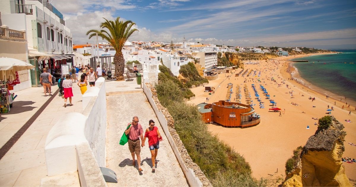 Portugalski grad zabranio turistima šetanje u kupaćim kostimima. Kazne i do 1500 €