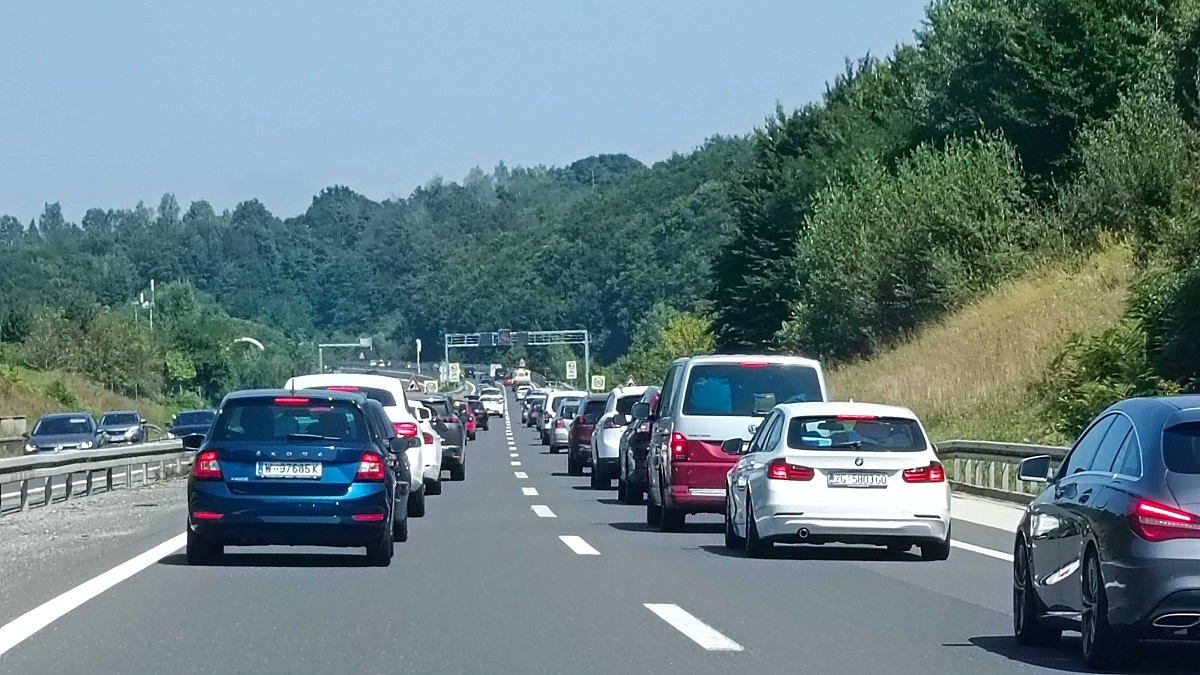 Pojačan promet prema unutrašnjosti, povremeno se vozi u kolonama