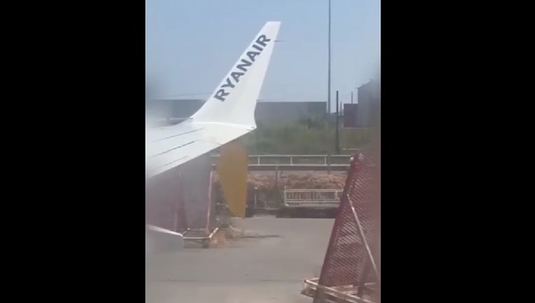 FOTO Avionu Ryanaira oštećeno krilo, vozio po grčkom aerodromu i zabio se u ogradu