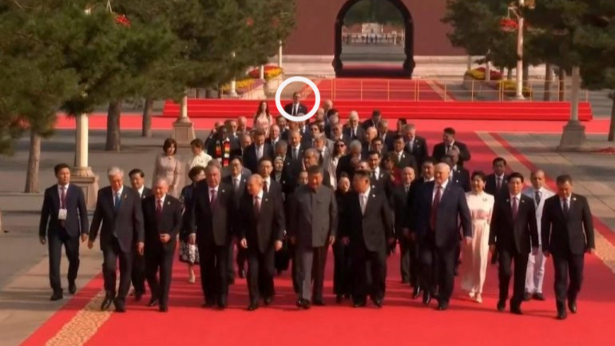 FOTO Vučić snimljen na kraju kolone lidera u Pekingu, sam. Srbi: Kao da šugu ima