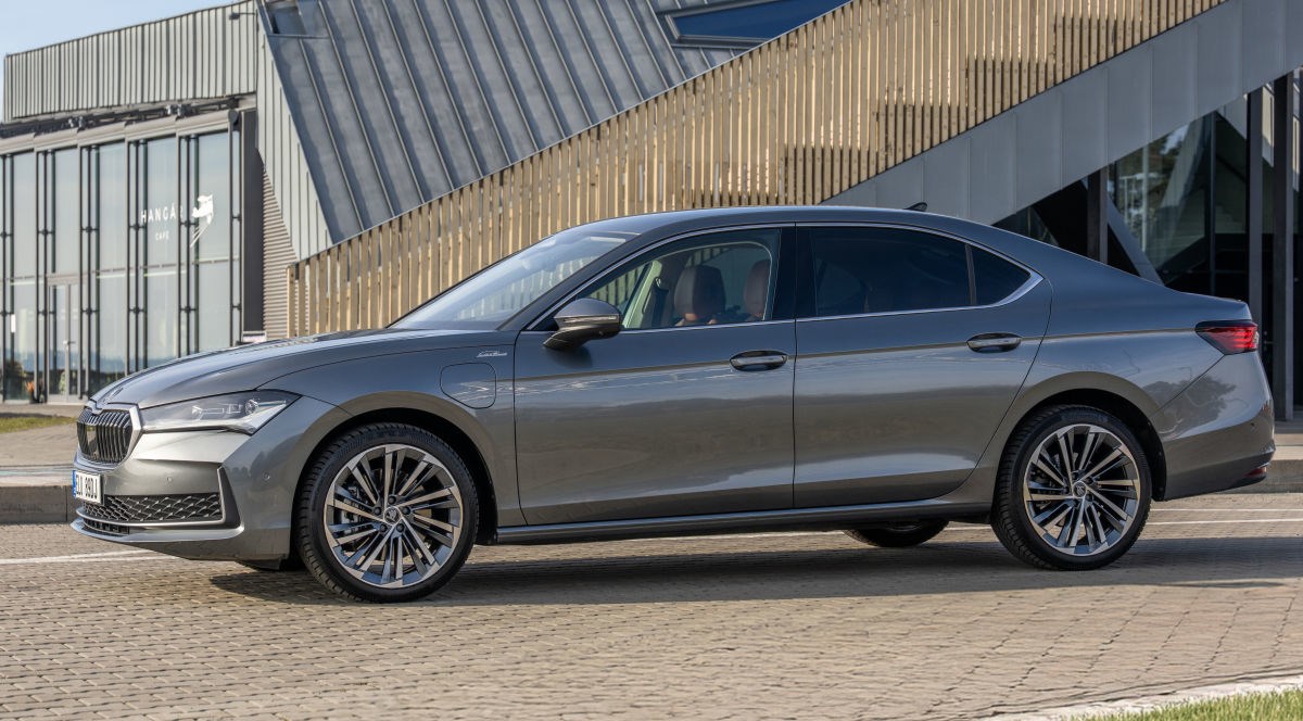 Škoda Superb dobiva još snažniji plug-in hibridni pogon. Češka krstarica od 272 KS