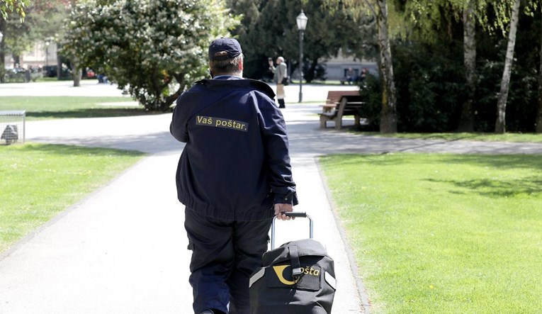 Poštar Marko radio jako pijan i skrivao pošiljku. Otpušten je, sindikat protiv otkaza