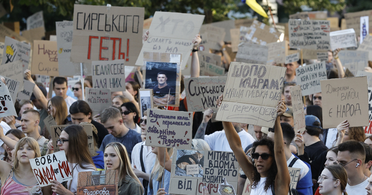 FOTO Tisuće na ulicama u Kijevu. "Zelenski, smijeni Oleksandra Sirskog"