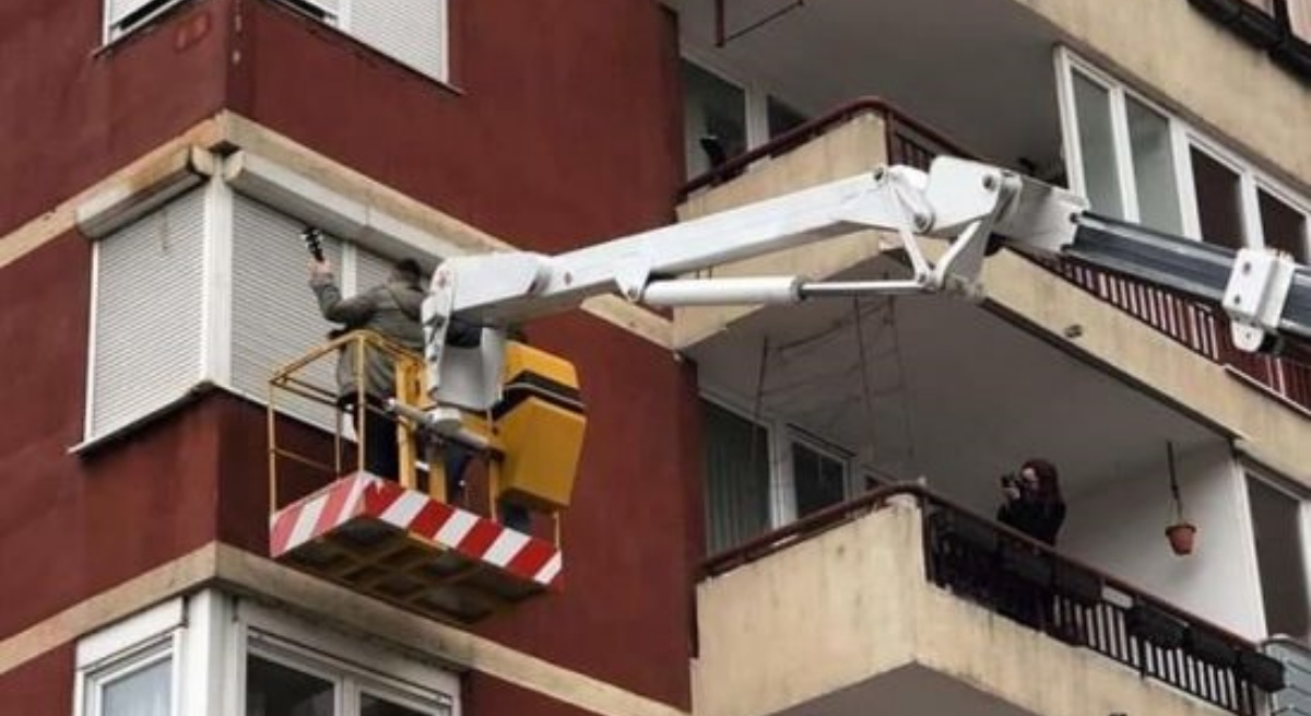 Prozor na 4. katu: Bosanac zaprosio djevojku na dizalici s tamburašima