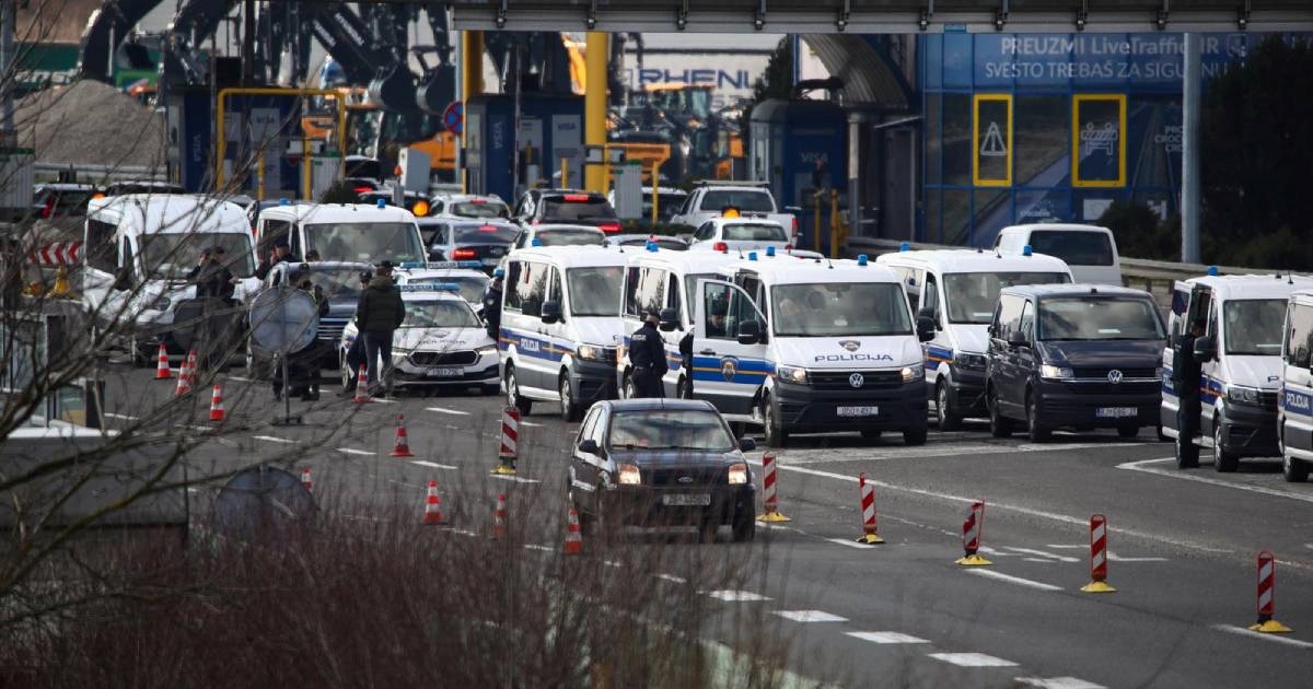 Pogledajte kako je policija na Lučkom čekala Torcidu uoči derbija Dinama i Hajduka