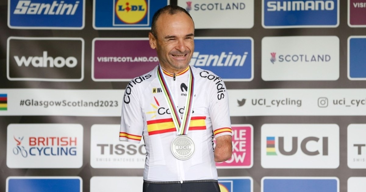 Parabiciklist bez obje ruke osvojio naslov svjetskog prvaka. Poklonili mu ručni sat