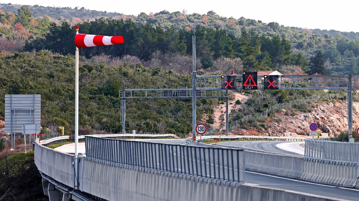 Zbog vjetra zatvorena A1 između Sv. Roka i Posedarja. Izdano crveno upozorenje