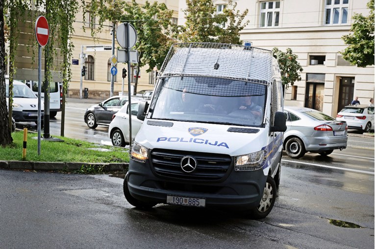 Osam uhićenih zbog korupcije, dovode ih u Uskok. Sumjiče i glavnu sestru iz Jankomira