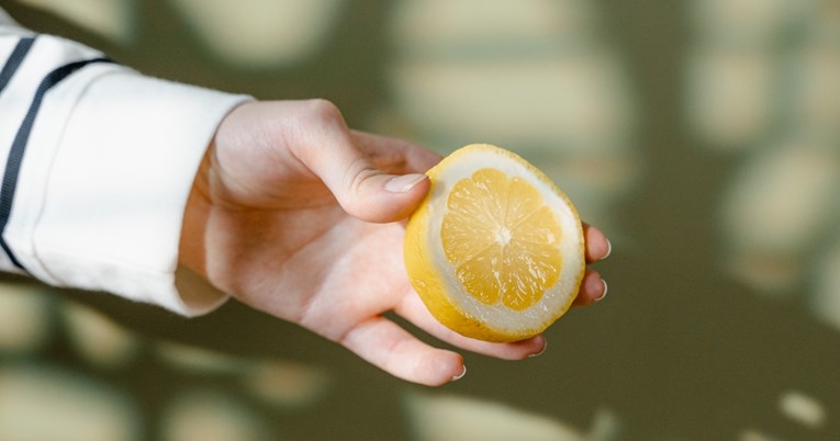 Probavne smetnje, kamenci... Ove se nuspojave javljaju ako unosimo previše vitamina C