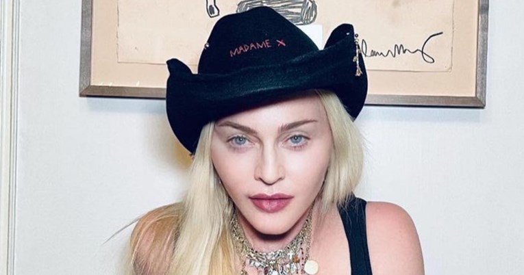 Madonna u 64. godini pozirala u toplesu, skupila gotovo pola milijuna lajkova