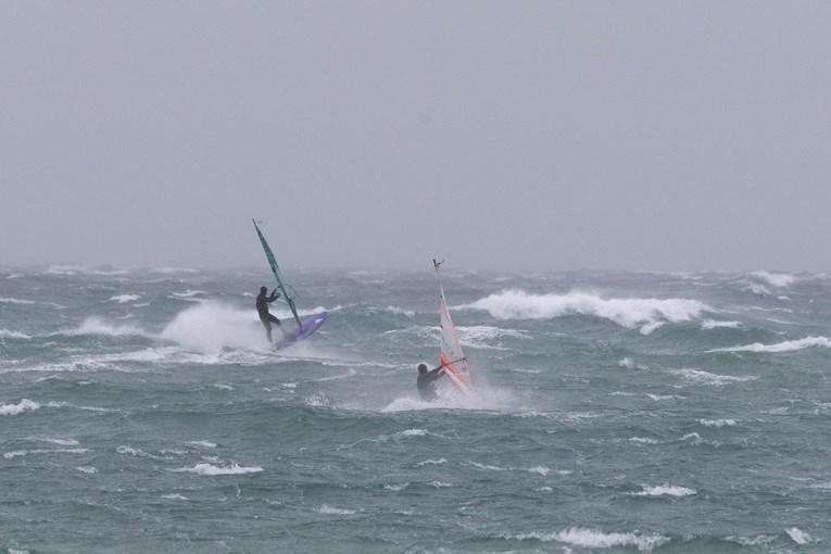 Orkanska bura, snijeg u gorju i povremena kiša: Evo kakvo nas vrijeme čeka