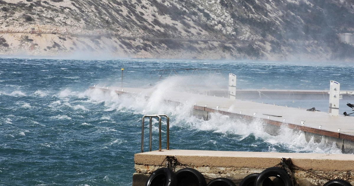Zbog bure u prekidu trajektne linije Sumartin - Makarska i Drvenik - Sućuraj