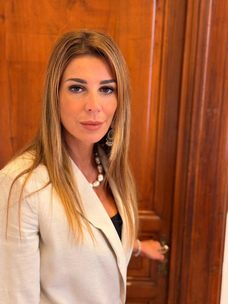 Talijanski političar objavio lažiranu AI fotografiju zastupnice s dubokim dekolteom