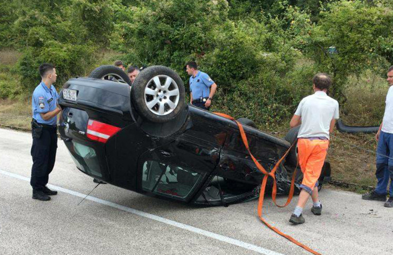 Nesreća kod Sinja, auto završio na krovu