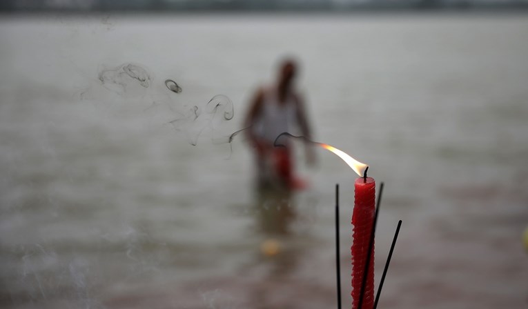 Ganges na obalu izbacio desetke mrtvih. Pretpostavlja se da su umrli od korone