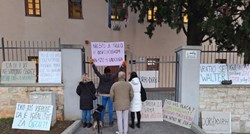 Aktivisti u Puli pred zgradom DORH-a prosvjedovali protiv krčenja šume