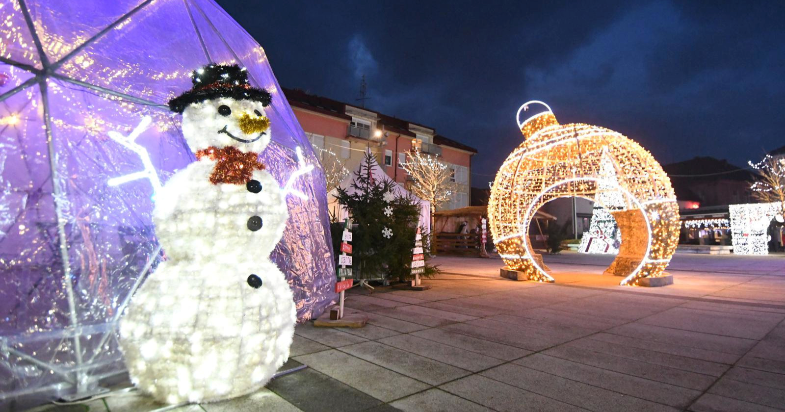 FOTO Brojne lampice krase ovogodišnji Advent u Kutini