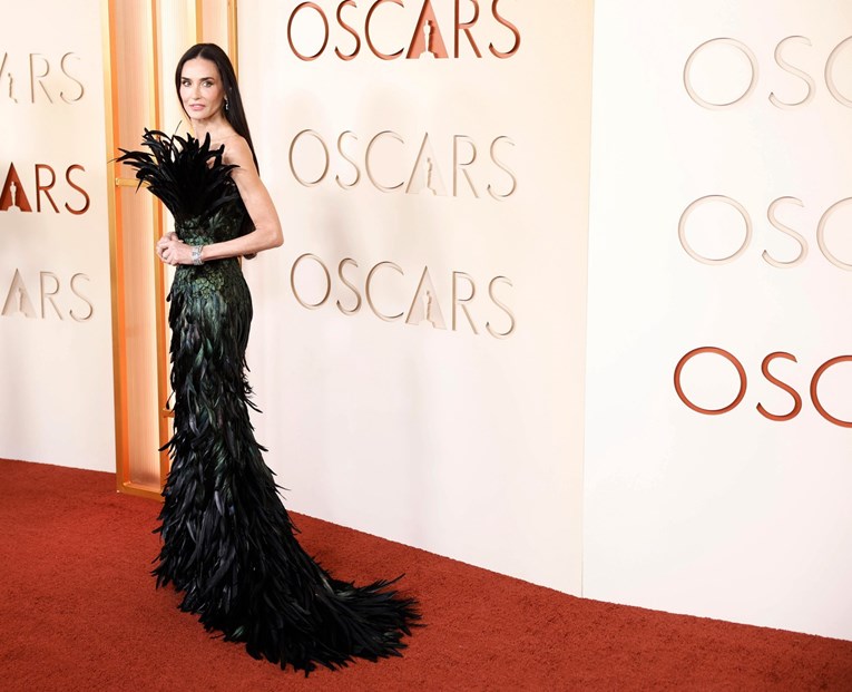 Demi Moore izdominirala na crvenom tepihu Oscara u dramatičnoj Gucci haljini