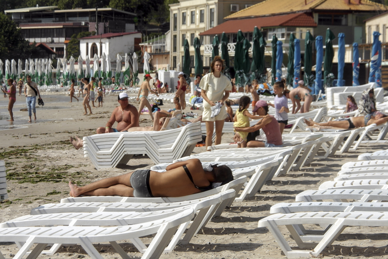 Dronovi napadaju, Rusi se sunčaju. "Da, bojimo se, ali ostajemo"