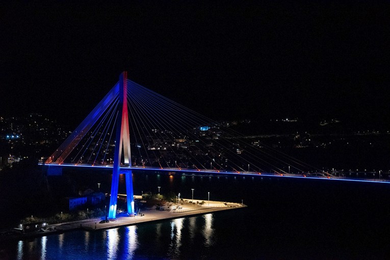 Dubrovački most dr. Franje Tuđmana zasvijetlio u bojama hrvatske zastave