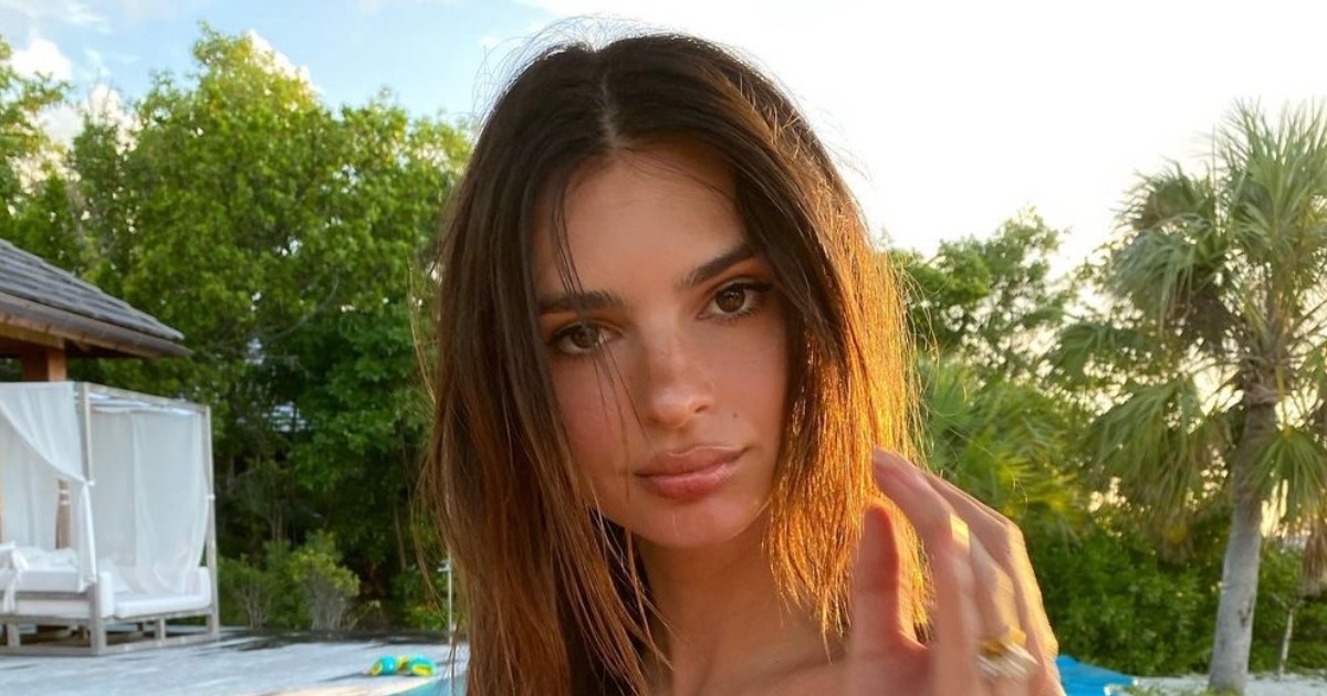 Emily Ratajkowski pozirala u Versaceovom grudnjaku koji košta 19 tisuća kuna