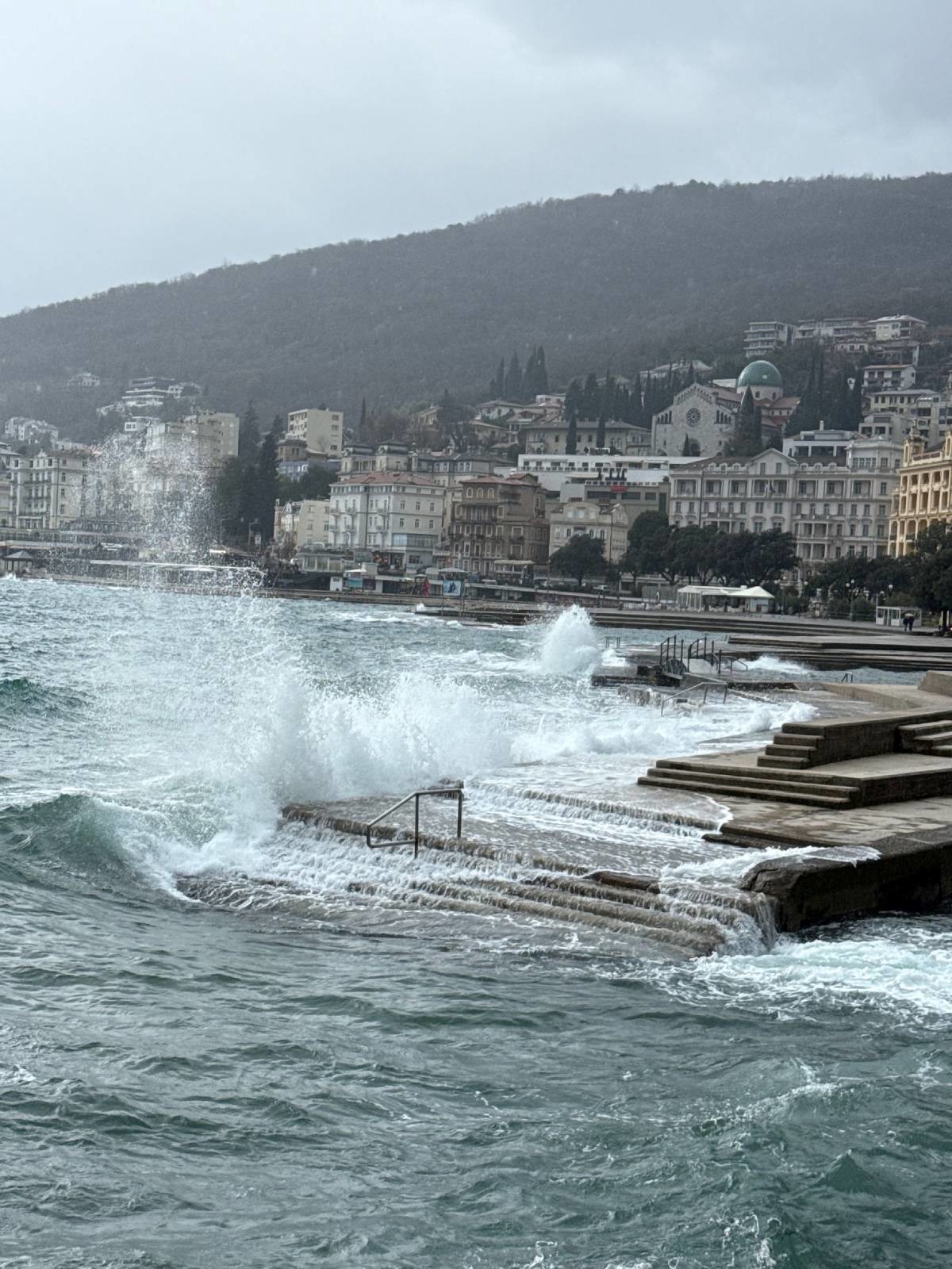 FOTO I VIDEO Jugo stvorilo snažne valove u Opatiji