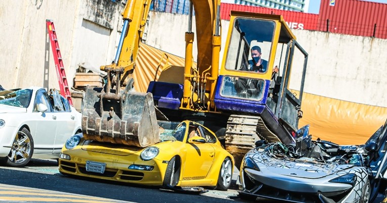 VIDEO Na Filipinima (opet) bagerom uništili zaplijenjene luksuzne automobile